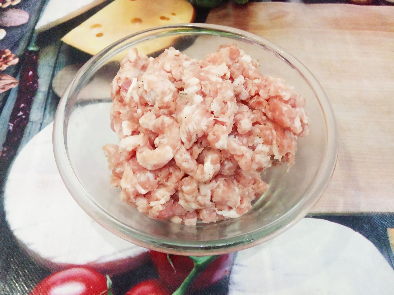 Красная чечевица тушеная с овощами и мясными шариками: Фарш солим и перчим по вкусу, формируем шарики размерами с грецкий орех.