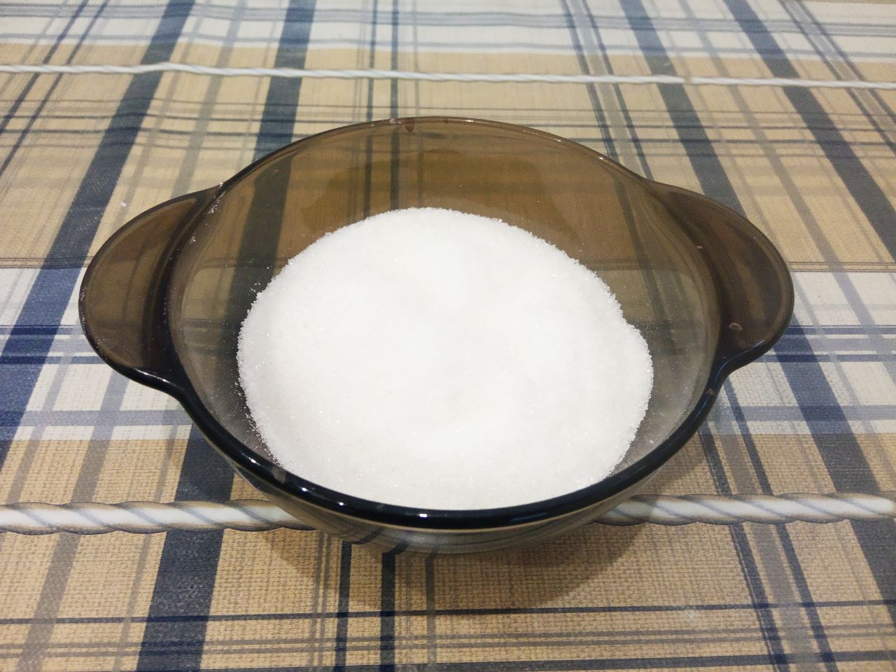 Кофейное печенье с изюмом на растительном масле, мягкое и воздушное: Молоко смешиваем с сахаром и подогреваем до горячего состояния.