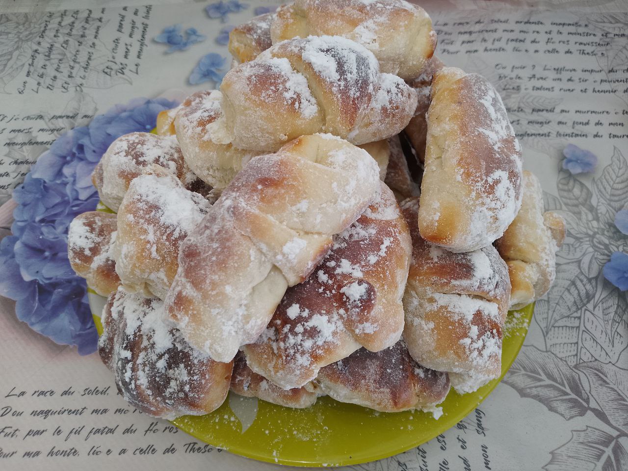 Рогалики из сдобного дрожжевого теста с черносливом