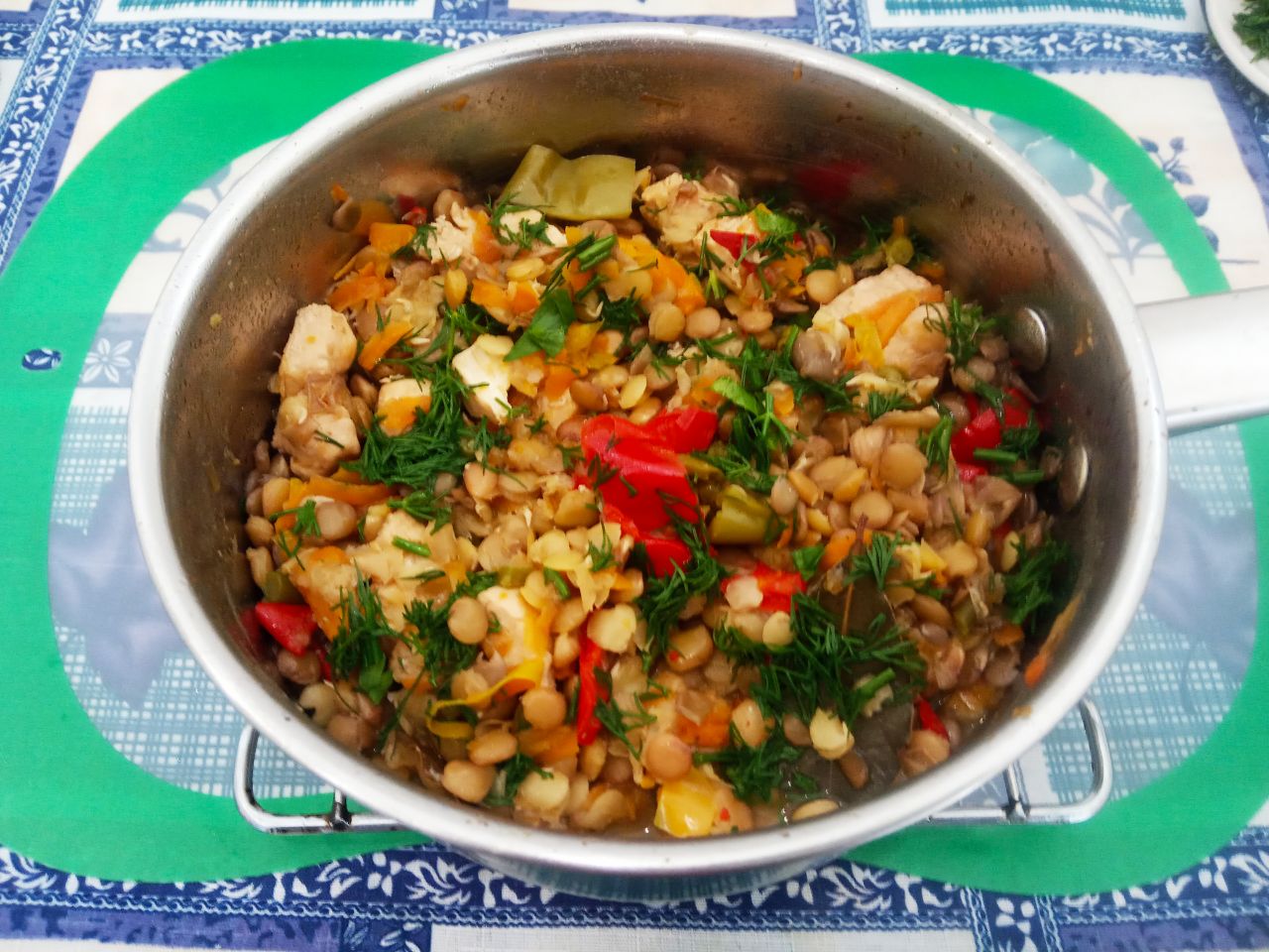 Чечевица тушеная с овощами, полезно и вкусно: Зелень укропа и петрушки промываем, просушиваем и измельчаем, добавляем перед тем как снимаем с огня.