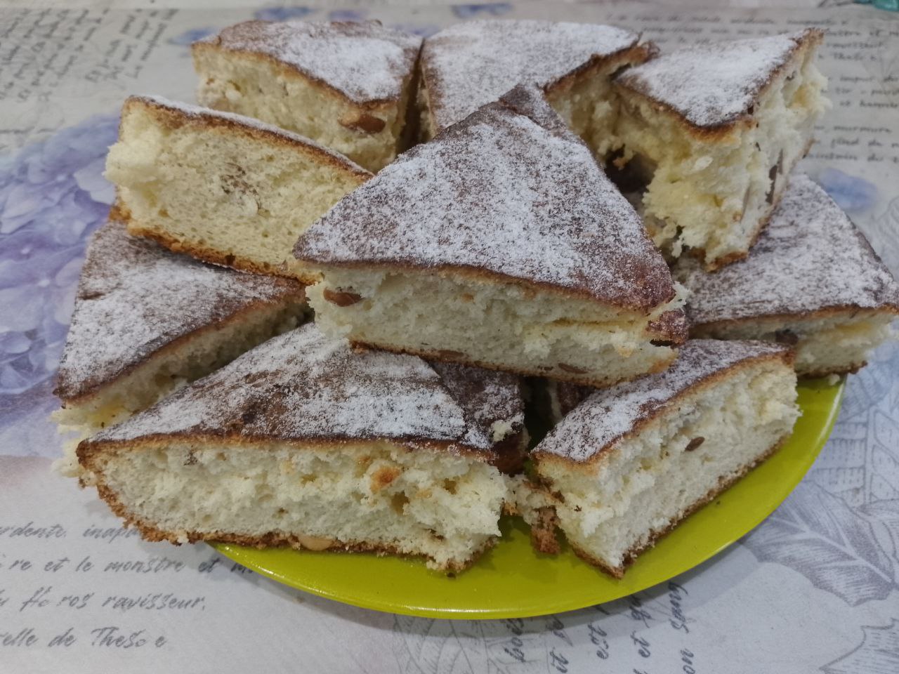 Пирожные из бисквита с орехами, какао и ягодами