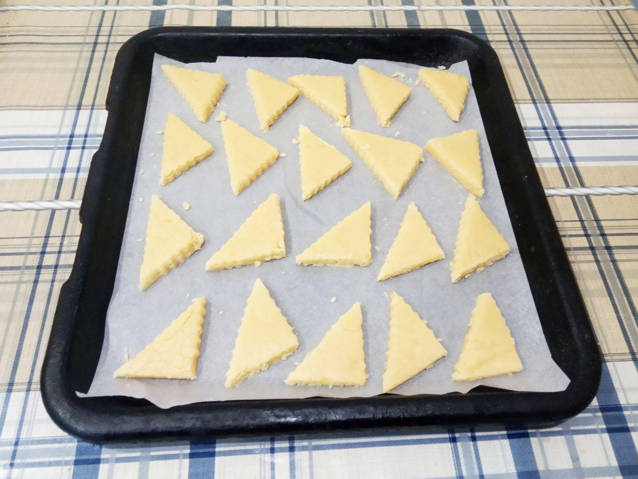 Рассыпчатое вкусное печенье с добавлением крахмала: Противень застилаем пергаментом и укладываем печенье.