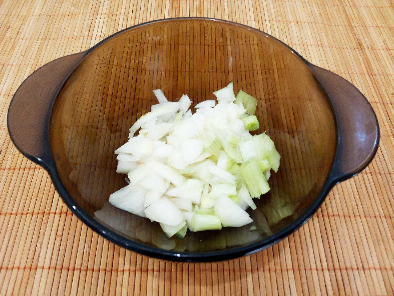 Котлеты из свежей капусты и фарша, сочные и вкусные: Лук очищаем, промываем и мелко нарезаем.