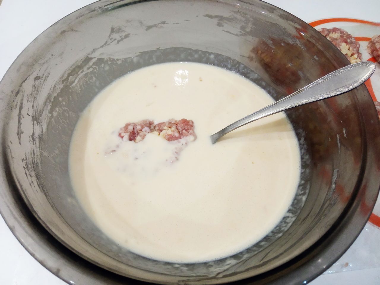 Мясной рулет с сыром в кляре, жареный на сковороде: Разогреваем сковороду с растительным маслом. Полоски окунаем в кляр и укладываем на сковороду на расстоянии