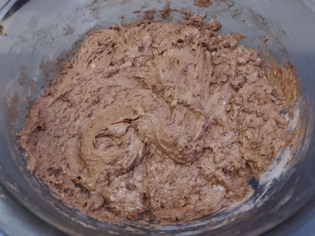 Шоколадный пирог на молоке с клубникой, покрытый шоколадной глазурью: Муку смешиваем с разрыхлителем для теста и просеиваем через сито вместе с какао, добавляем в яичную смесь,