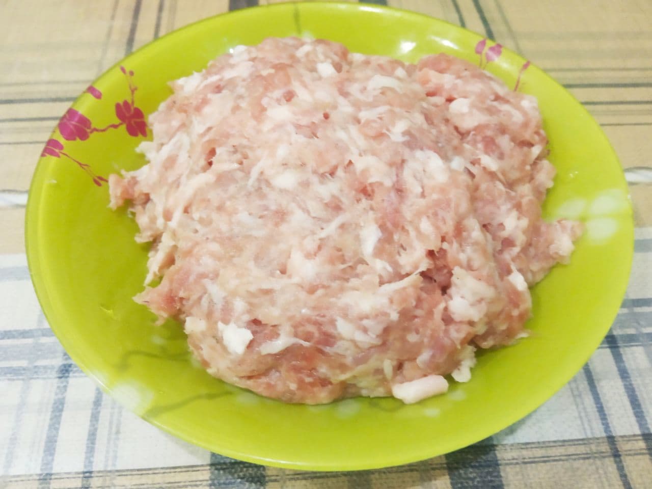 Картофельные зразы с мясной начинкой, вкусные и аппетитные: Соединяем фарш с луком, солим и перчим по вкусу, тщательно размешиваем. Если готовим с грибной начинкой,