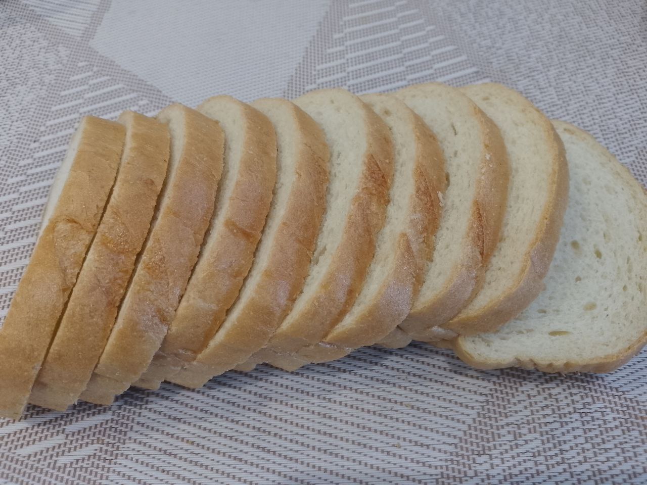 Бутерброды с сыром и фаршем, в кляре, на сковороде: Батон разрезаем на ломтики или покупаем нарезанный батон.