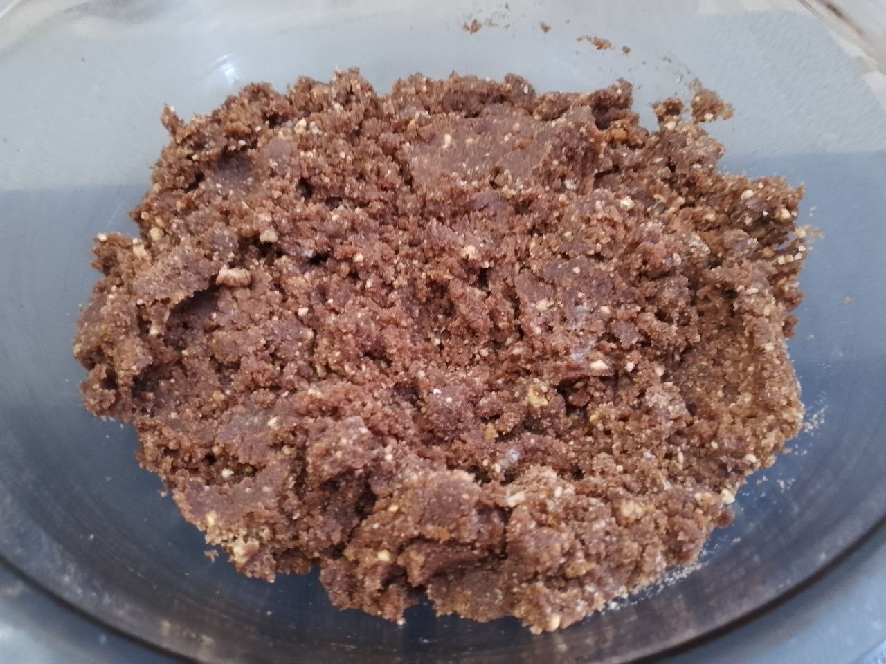 Домашние пирожные «Картошка», вкусно и просто: Соединяем сухую смесь с растопленным сливочным маслом и молоком, тщательно размешиваем.