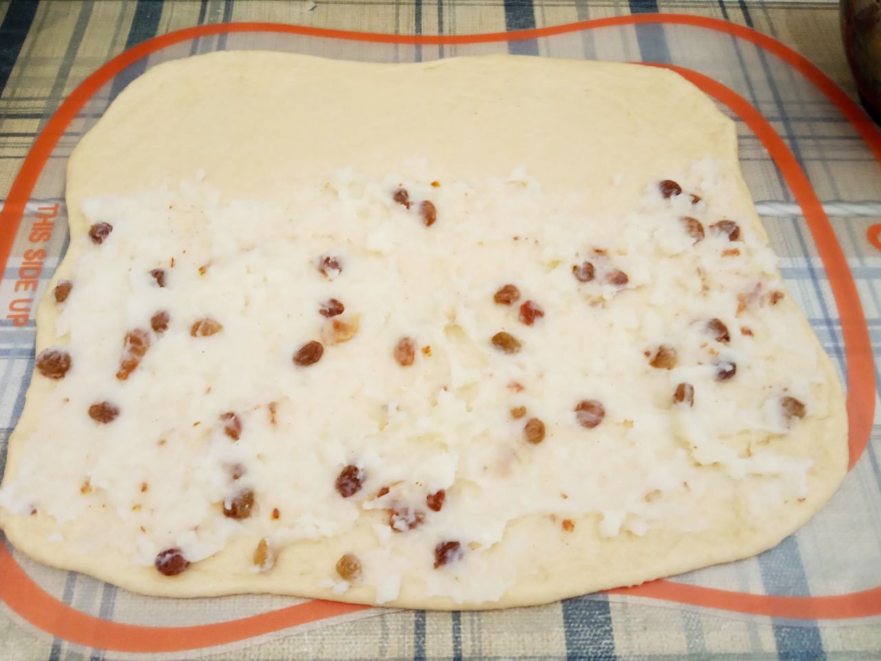 Воздушные и нежные булочки с заварным кремом и изюмом: Крем разделяем также на 4 части. Промазываем кремом три части листа теста.