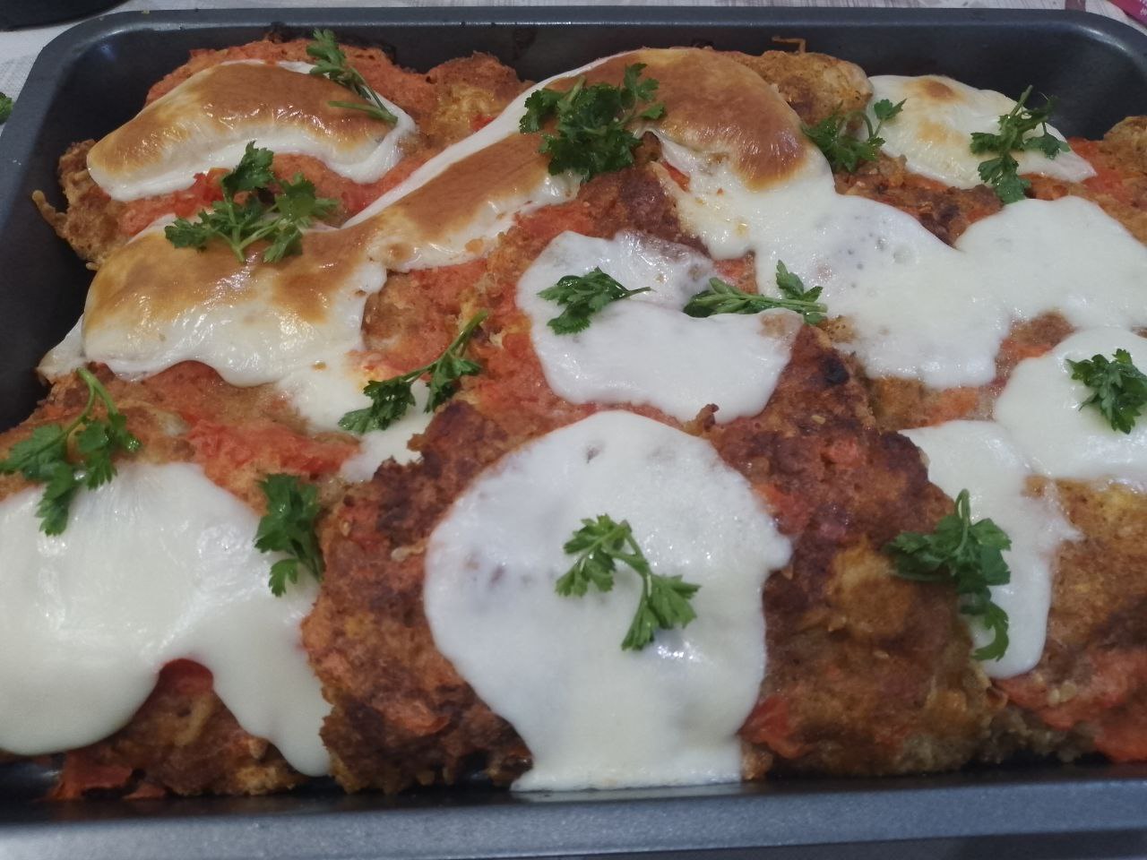 Курица пармиджано с протертыми помидорами и сыром