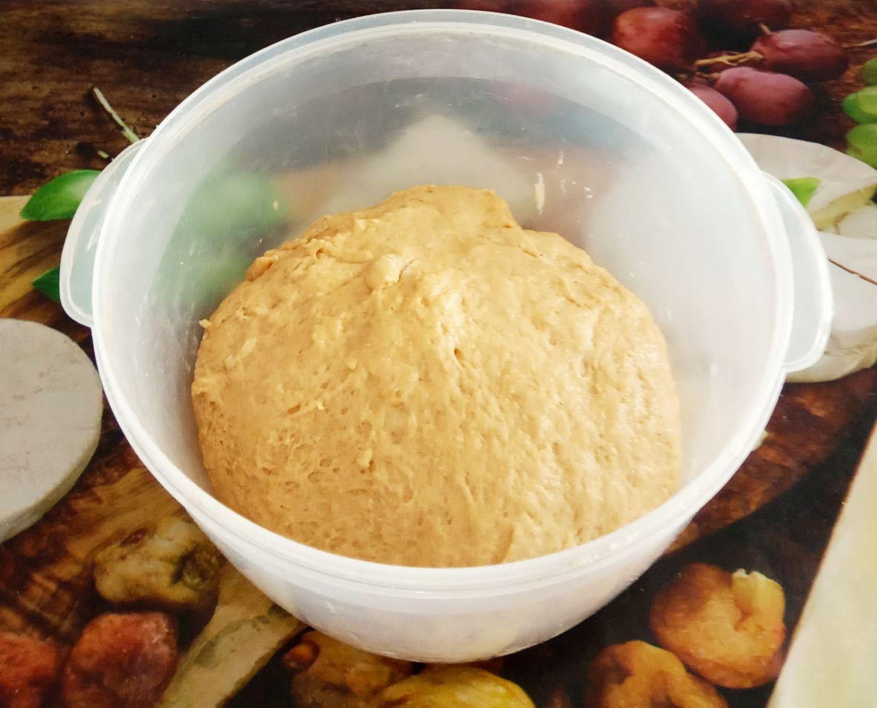Пряники в молочной глазури, вкусно и аппетитно: Накрываем тесто пленкой и ставим в холодильник на час.