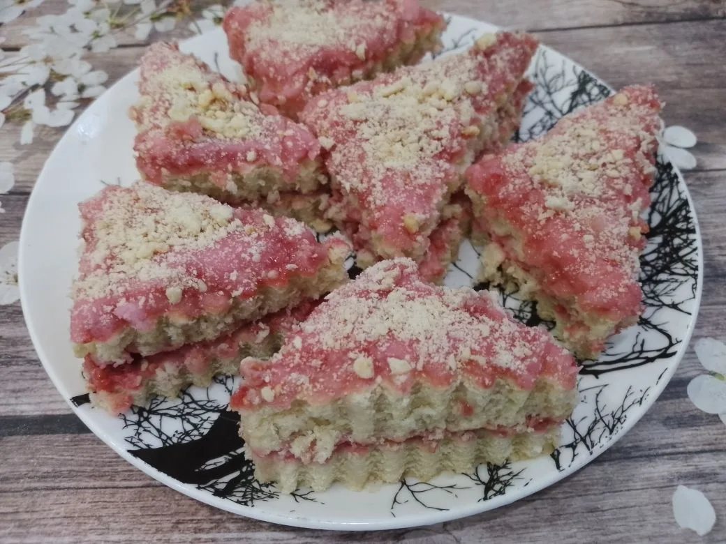 Песочные пирожные с замороженной малиной и в сахарной глазури