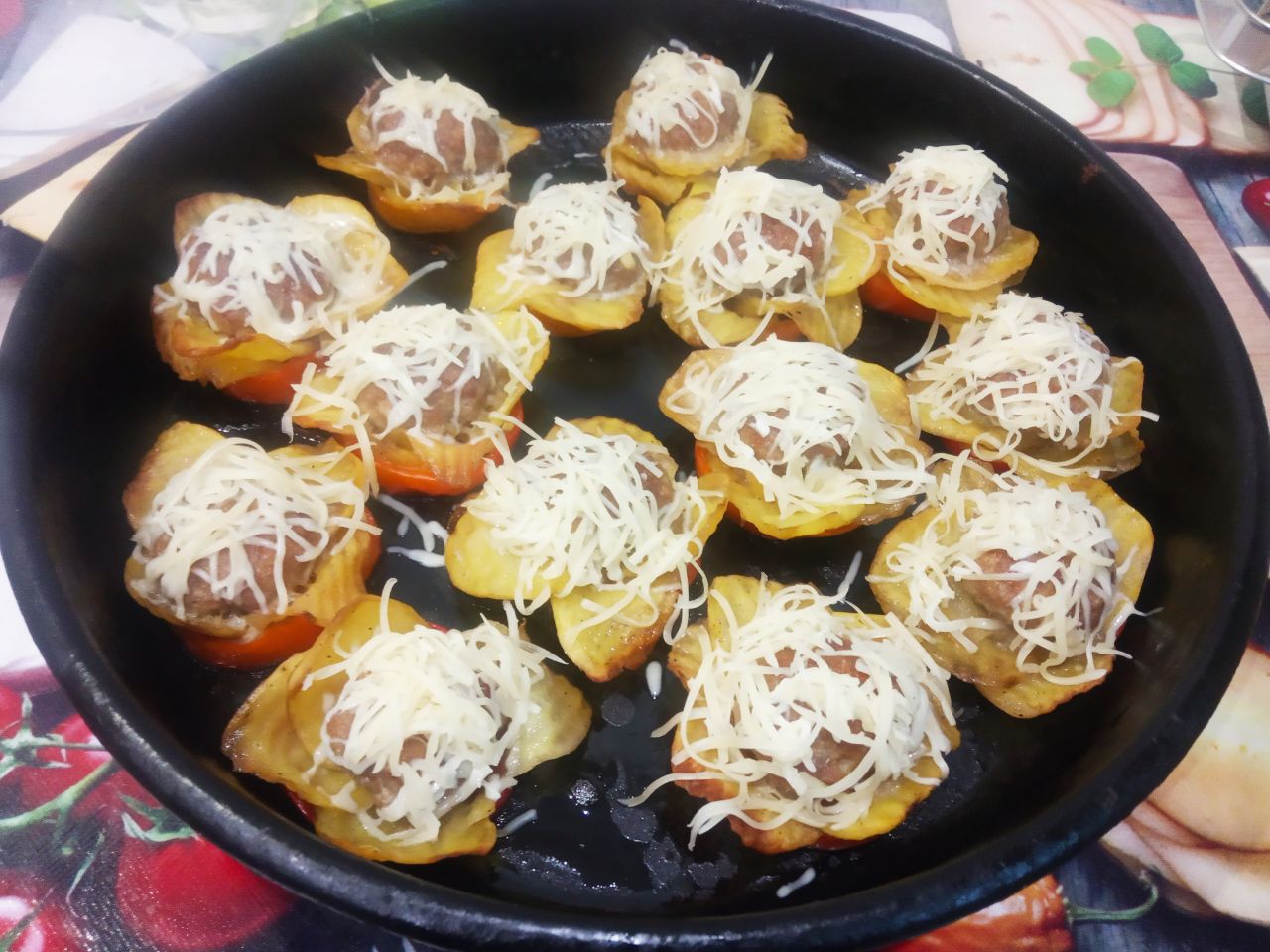 Картофель запеченный с фаршем, перцем и сыром, в духовке: Достаем из духовки противень с картофелем и фаршем, посыпаем тертым сыром.