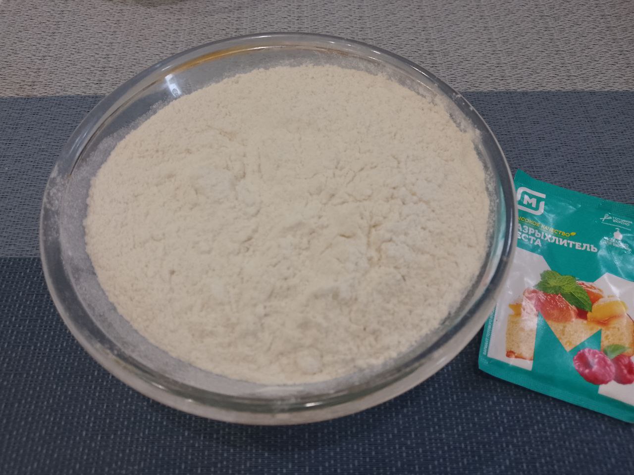 Мягкие вафли с вишней и начинкой, просто и вкусно: Муку смешиваем с разрыхлителем для теста, просеиваем через мелкое сито и добавляем в муку, размешиваем до