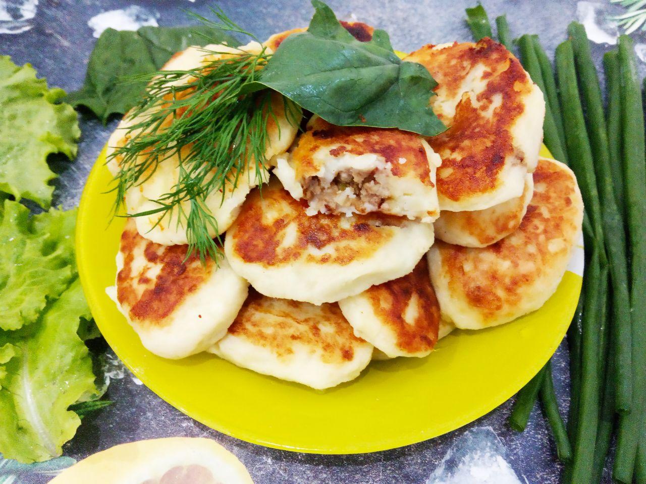 Картофельные зразы или пирожки с мясной начинкой: Сковороду разогреваем с растительным маслом и обжариваем пирожки с двух сторон до хрустящей золотистой