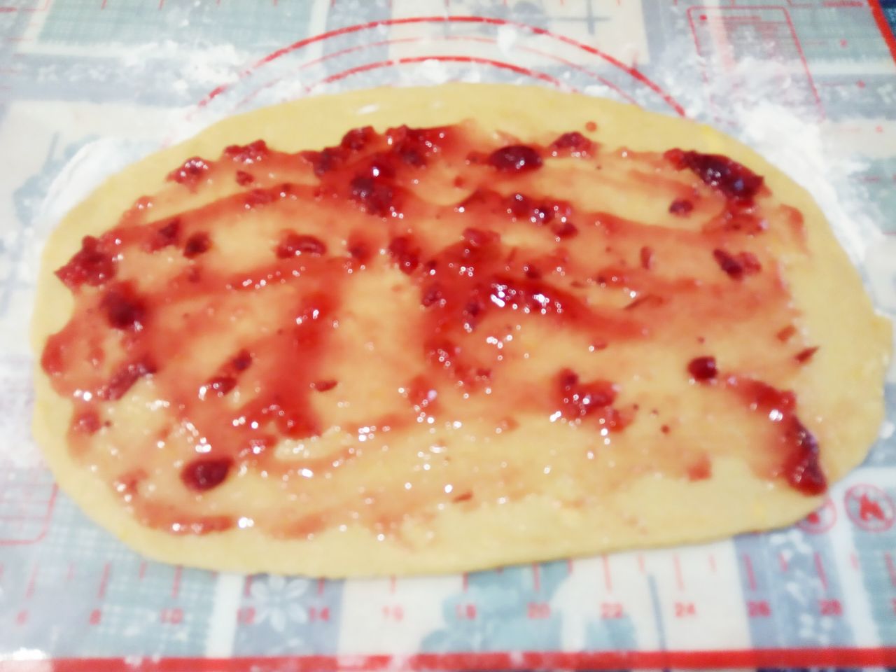 Печенье с джемом и кунжутом подсушенное в духовке: Смазываем равномерно джемом.