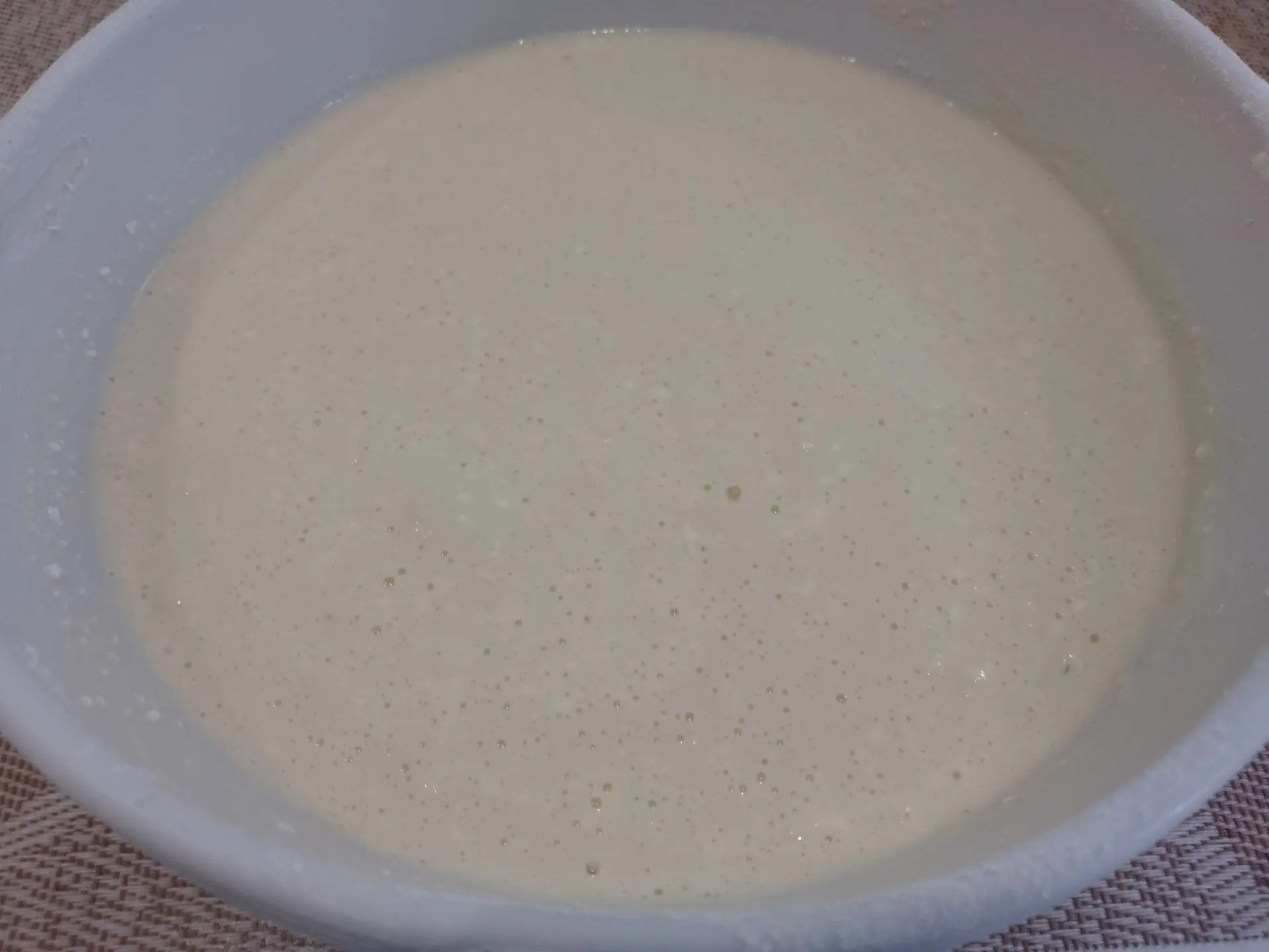 Творожные блины с желе, нежные и вкусные: Добавляем муку в смесь и перемешиваем до исчезновения комочков.
