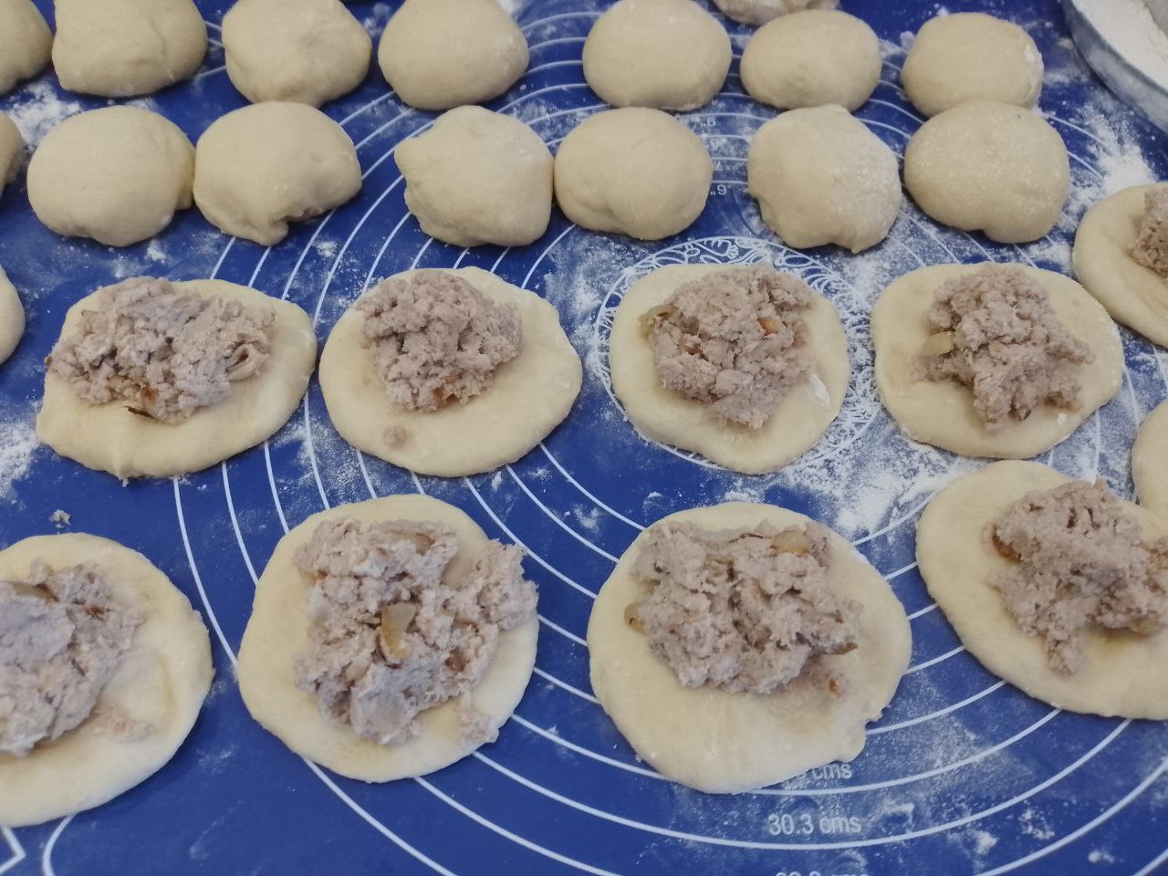 Пирожки из дрожжевого теста на сметане, с мясной начинкой, жареные на сковороде: На середину кладем начинку, края защипываем и формируем пирожки круглой формы.