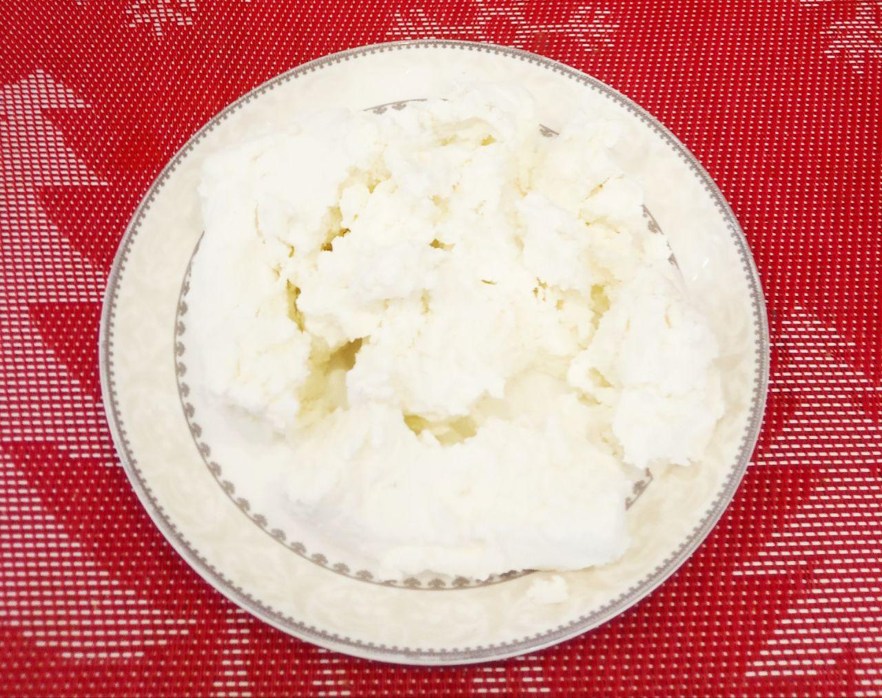 Блинчики с начинкой: Для начинки, творог хорошо растираем, добавляем яйцо и сахар по вкусу. Тщательно размешиваем творожною массу.