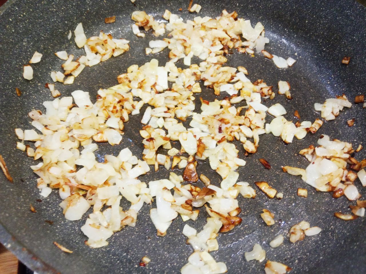 Блинчики с мясом и сыром, запеченные в духовке: Лук очищаем, промываем и измельчаем, обжариваем лук до золотистого цвета.