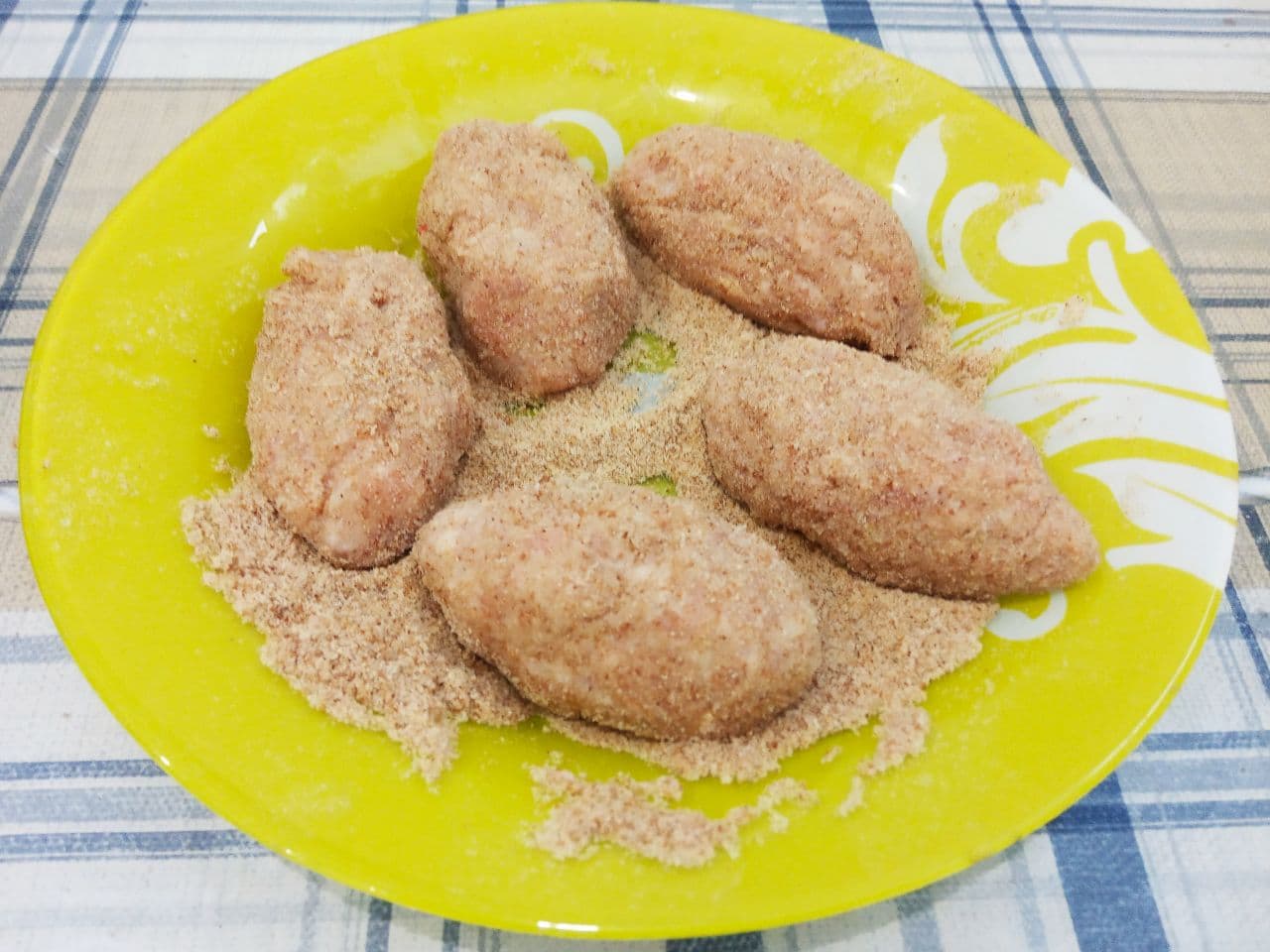 Простой рецепт сочных и нежных мясных котлет: С частей формируем котлеты и обваливаем в сухарях.