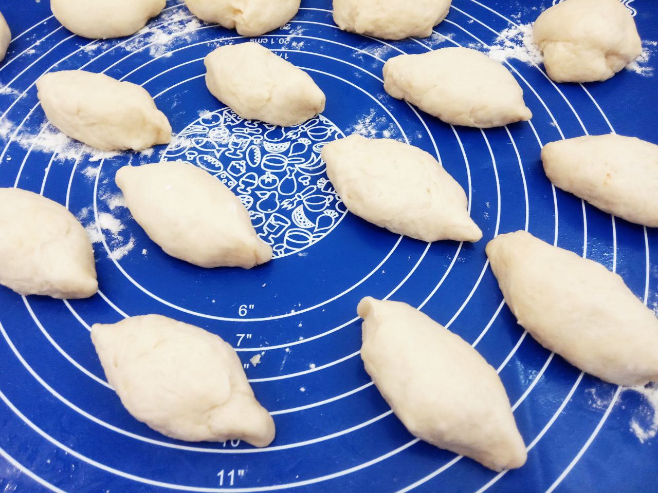 Воздушные и мягкие булочки с изюмом, в сахарной глазури: Края кружочков соединяем и формируем булочки.