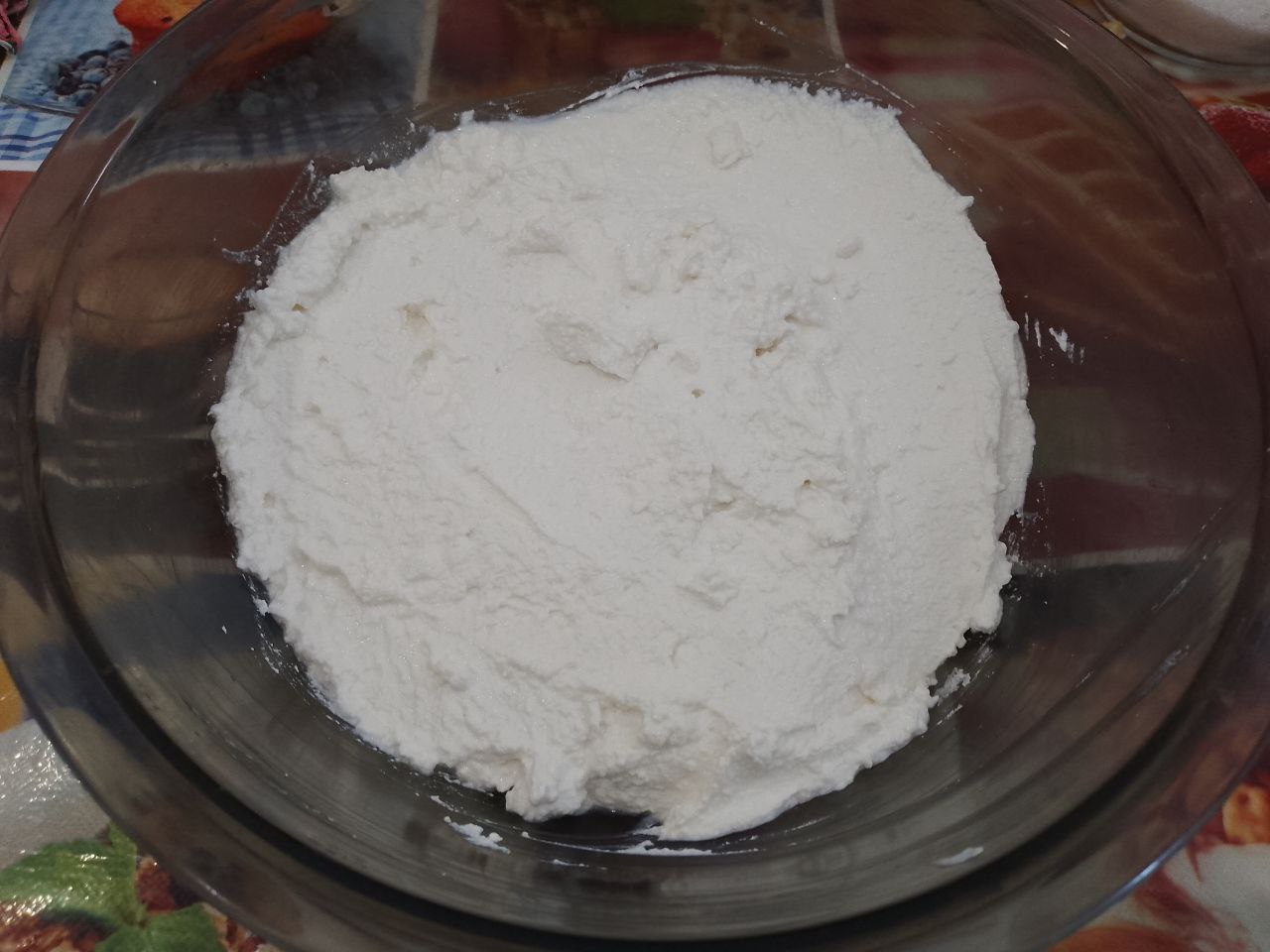 Пирог из песочной крошки, творожной начинки и ягод клубники: Приготовим творожную начинку.