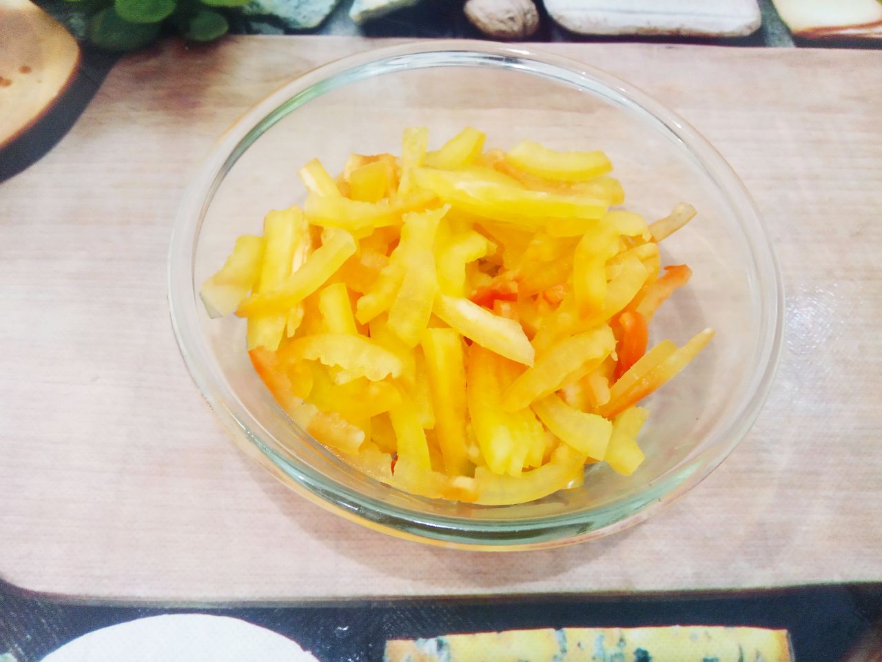 Салат из баклажанов, с помидорами и сыром: Промываем сладкий перец, удаляем семена и разрезаем соломкой.