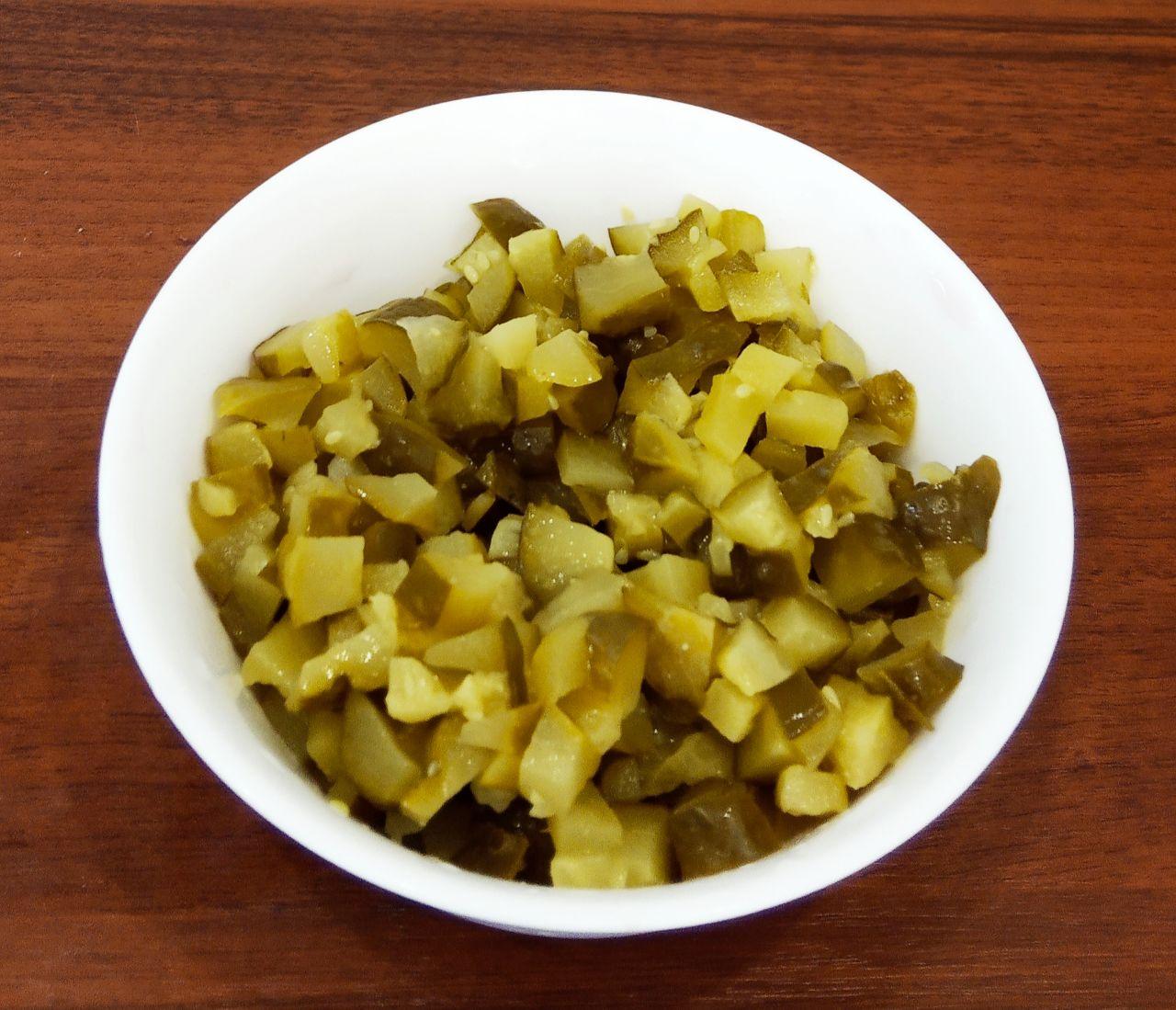 Овощной винегрет, полезно и вкусно: Соленые огурцы нарезаем кубиками или пластинками.