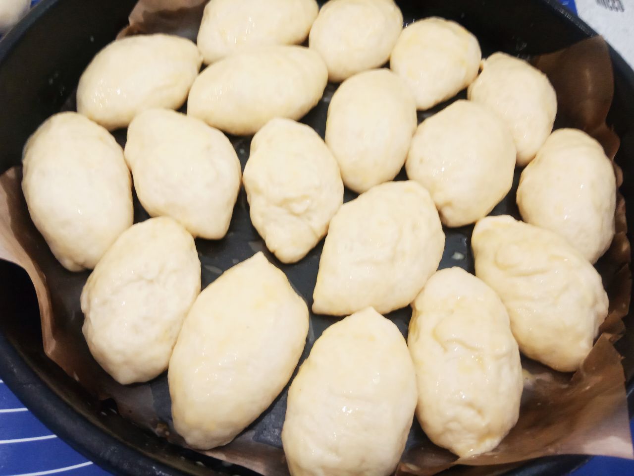 Воздушные и мягкие булочки с изюмом, в сахарной глазури: Духовку разогреваем до 180 С, ставим булочки для выпекания. Выпекаем булочки до готовности 25-30 минут.