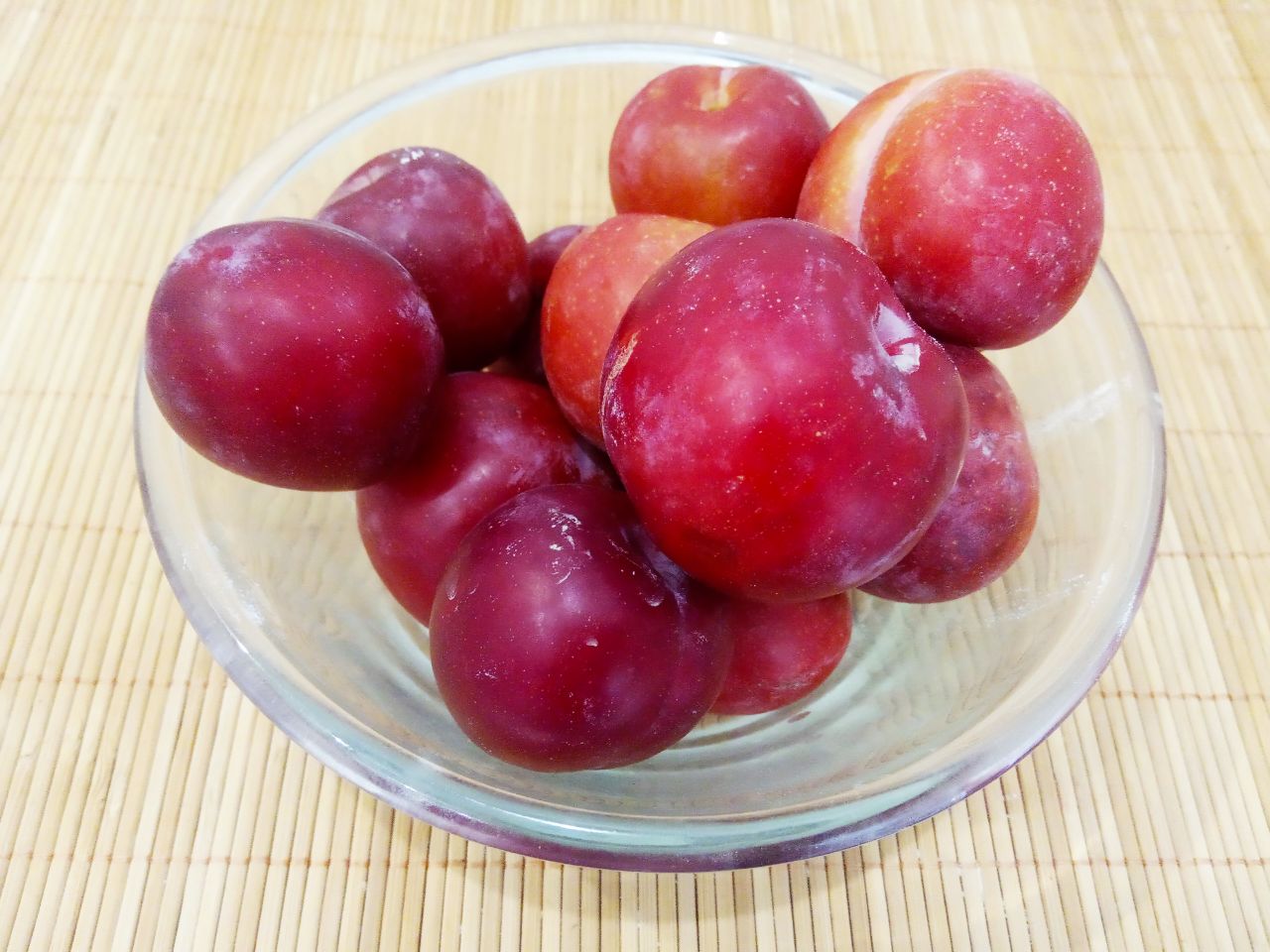 Пирог на молоке, со сливами, простой в приготовлении и вкусный: Сливы промываем, удаляем косточки и разрезаем на ломтики.