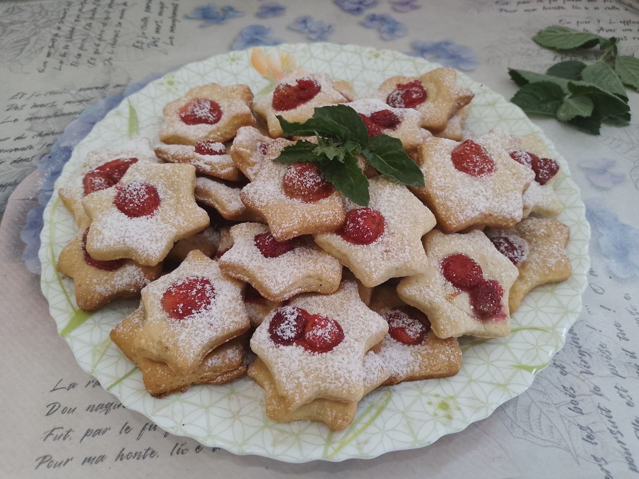 Песочное печенье из вареных желтков, с клубникой