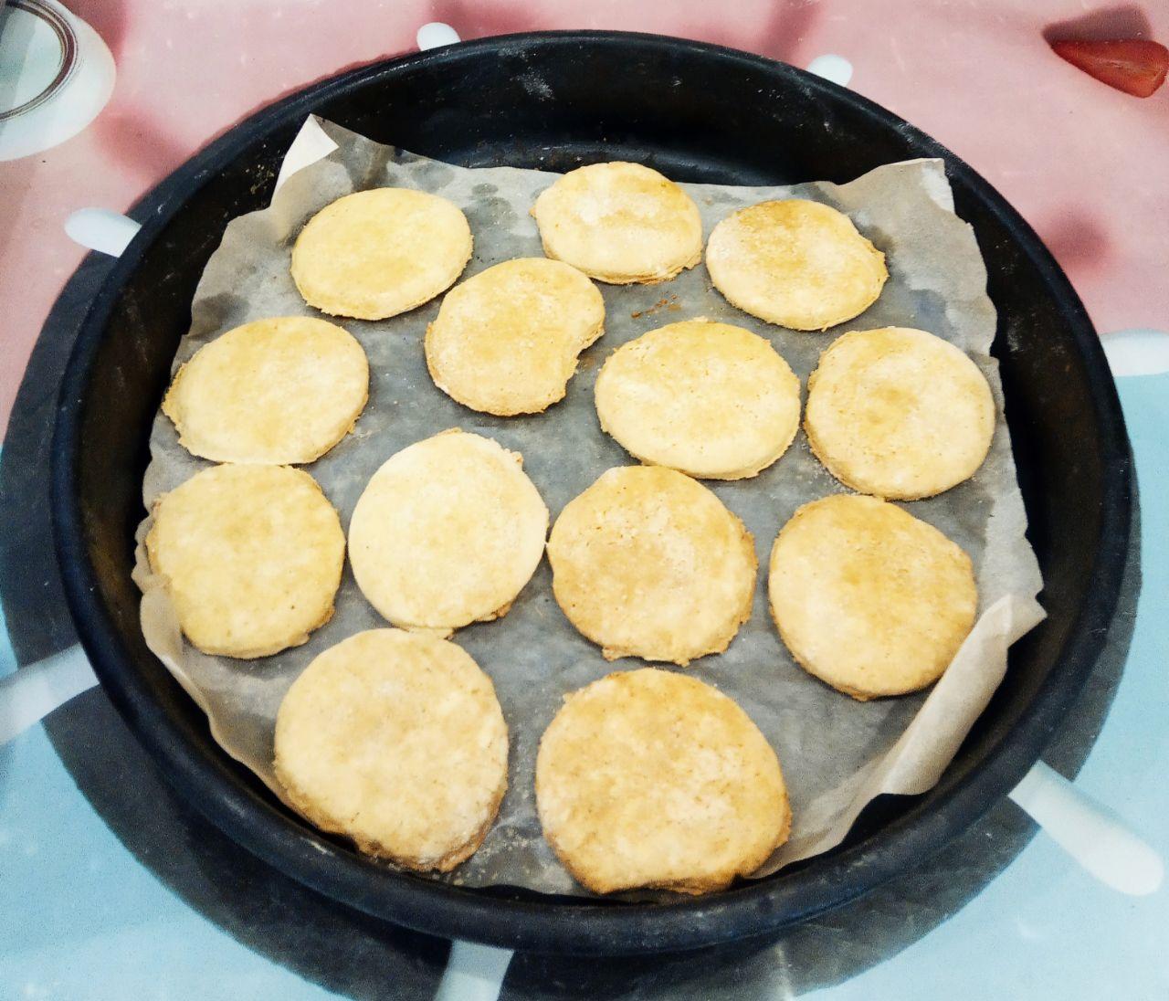 Простой рецепт вкусного сахарного печенья: Выпекаем печенье при 180 С до золотистого цвета.
