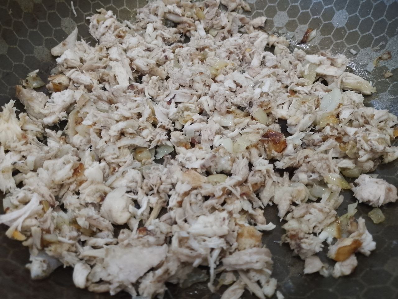 Картофельные котлеты с сыром, мясом, в яичном кляре: Добавляем измельченное мясо и обжариваем несколько минут.