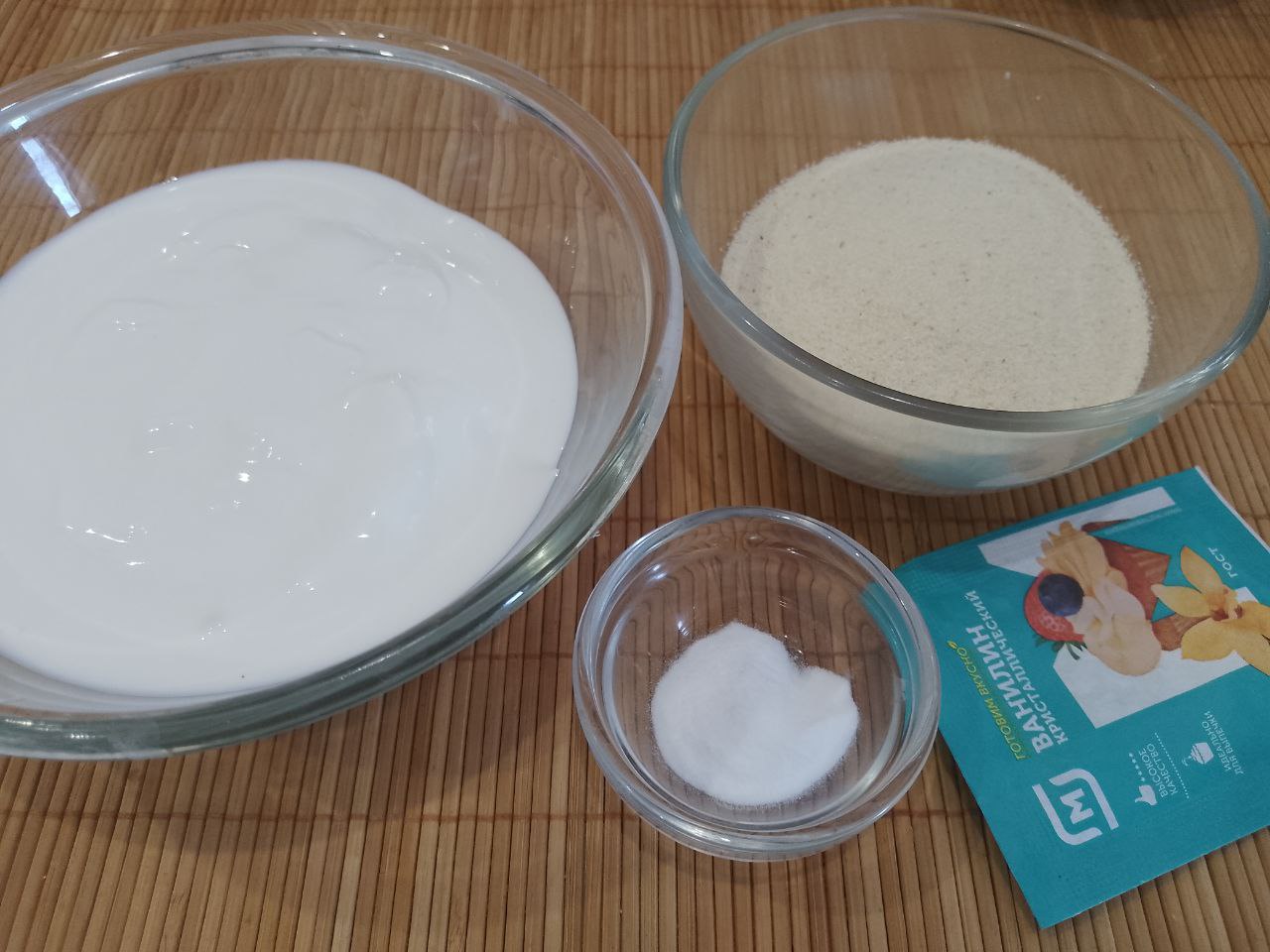 Творожная запеканка с изюмом, нежная и вкусная: Сметану соединяем с манной крупой, размешиваем и оставляем для набухания на 15 минут.