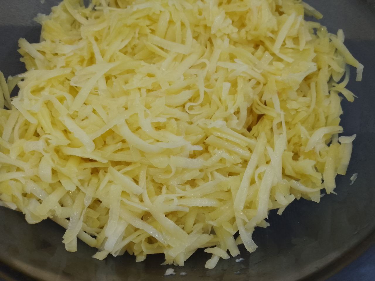 Рулет из тертого картофеля с мясной начинкой, запеченный в духовке: Приготовим картофельное тесто.