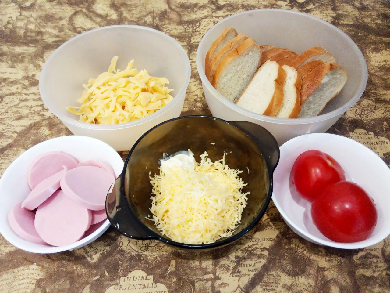 Вкусные и аппетитные горячие бутерброды с сыром и помидорами