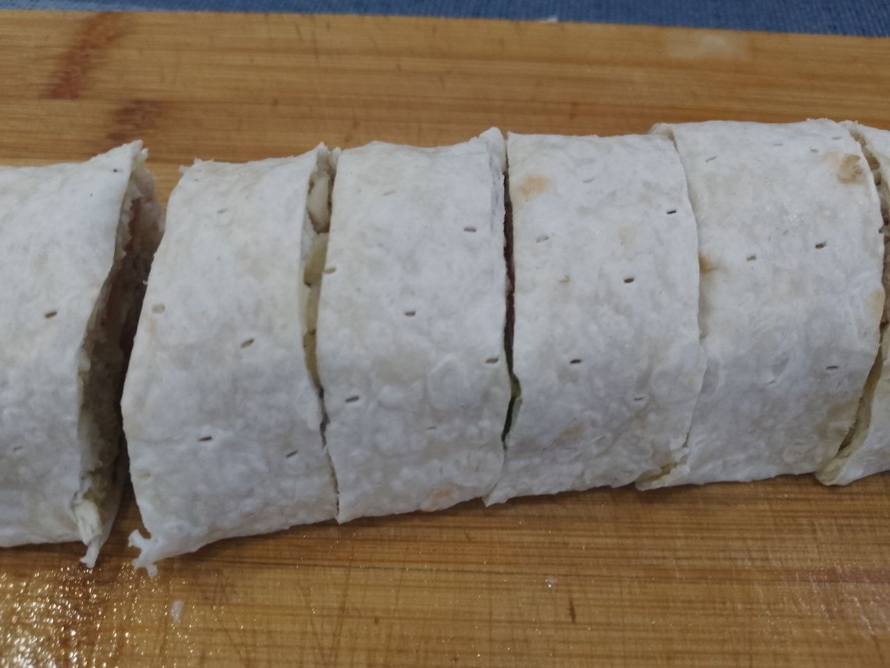 Лаваш с мясной начинкой в кляре, на сковороде: Рулет разрезаем на полоски толщиной до 2 см.
