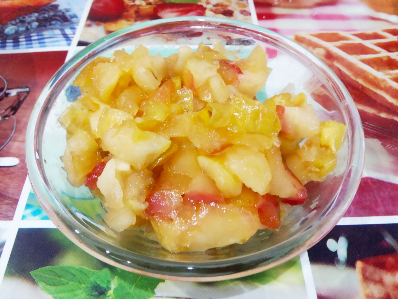 Яблочный пирог с кремом-суфле, нежный и вкусный: Разогреваем сковороду со сливочным маслом, выкладываем яблоки и обжариваем до испарения жидкости.