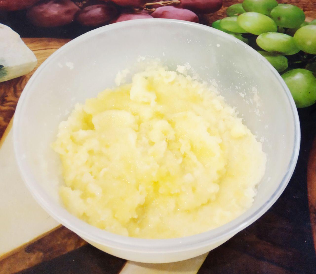 Пряники рассыпчатые, мягкие, с яблоками и в молочной глазури: К желткам добавляем сахар и ванильный сахар, тщательно растираем.