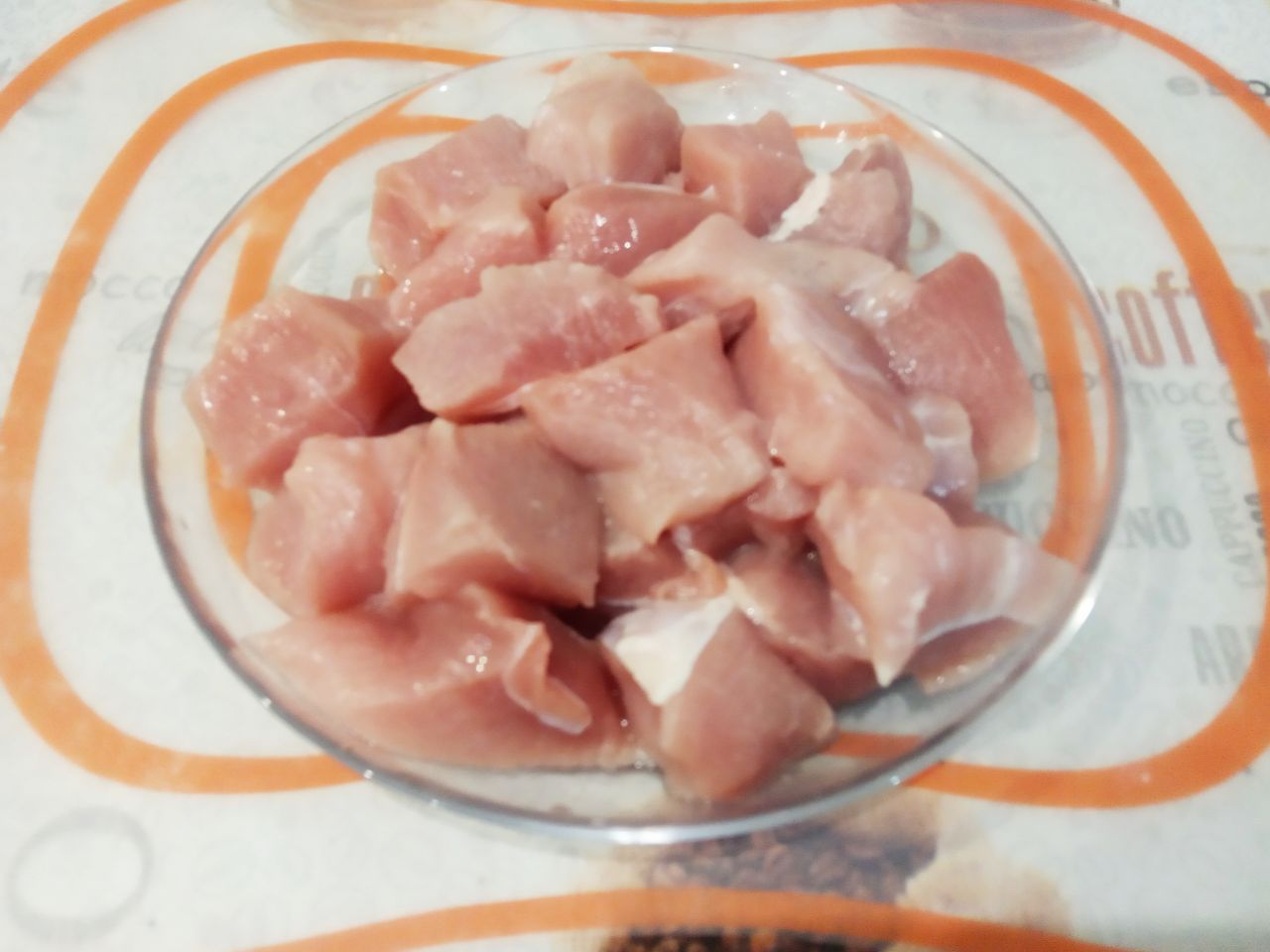 Картофель тушеный со свининой и овощами, сытный и аппетитный: Мясо нежирной свинины промываем, просушиваем и разрезаем на кусочки.