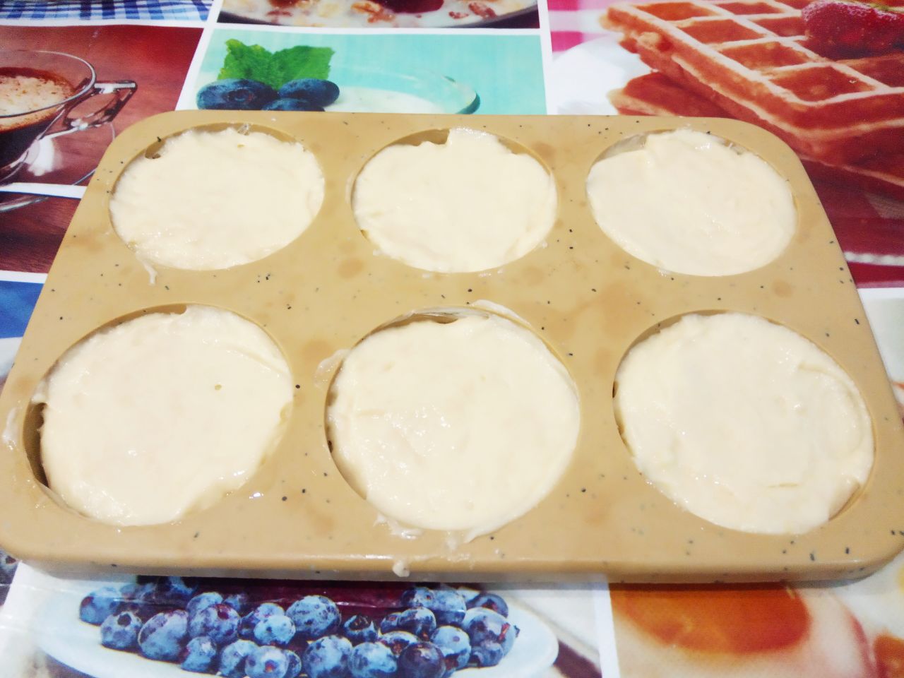 Мягкие и воздушные пряники, с вареным сгущенным молоком и орехами: Выпекать пряники я решила в силиконовых формочках для выпечки вафель. Формочки смазываем жиром и ложкой