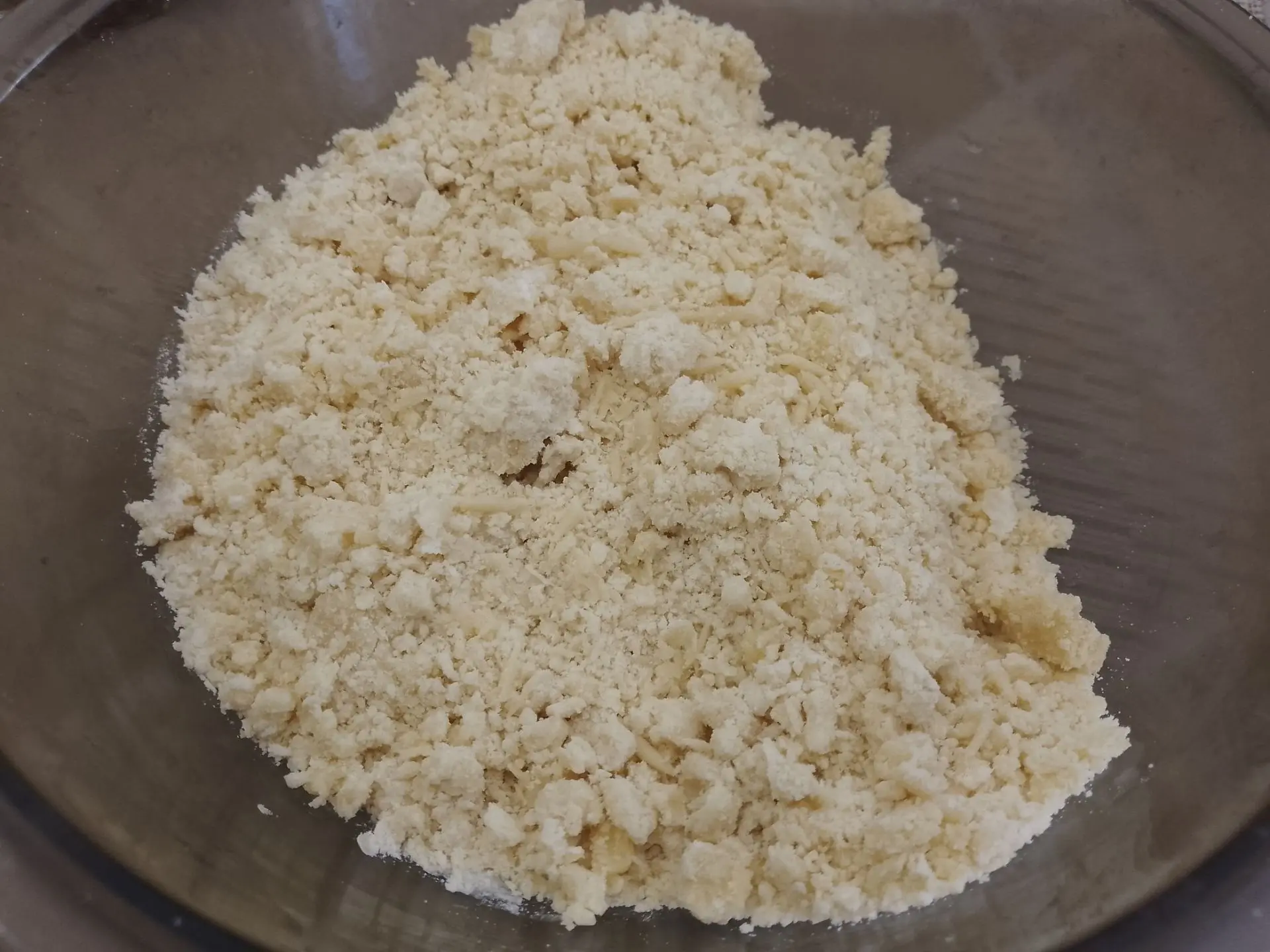 Песочный пирог с творожной начинкой и ягодами малины: растираем масло с мукой в крошку