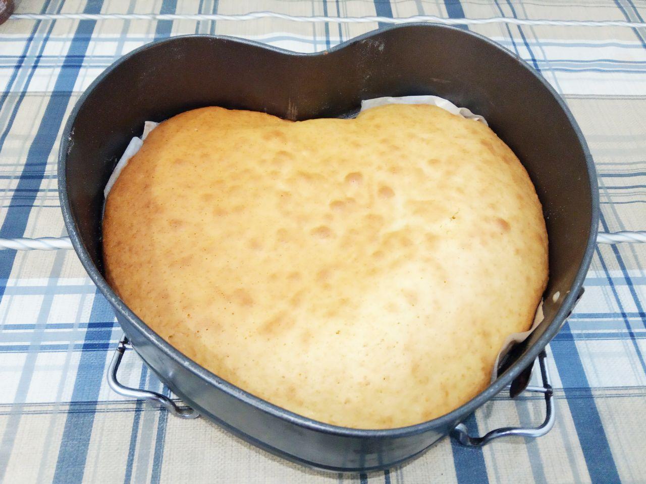 Простой рецепт пирога напоминающий торт, просто и вкусно: Духовку разогреваем заранее до 180 С, ставим противень с тестом и выпекаем около 15 минут.