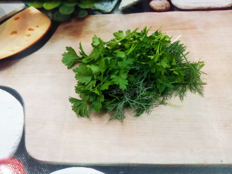 Салат из фасоли, куриного филе и жаренного лука: Зелень промываем, просушиваем и мелко нарезаем.