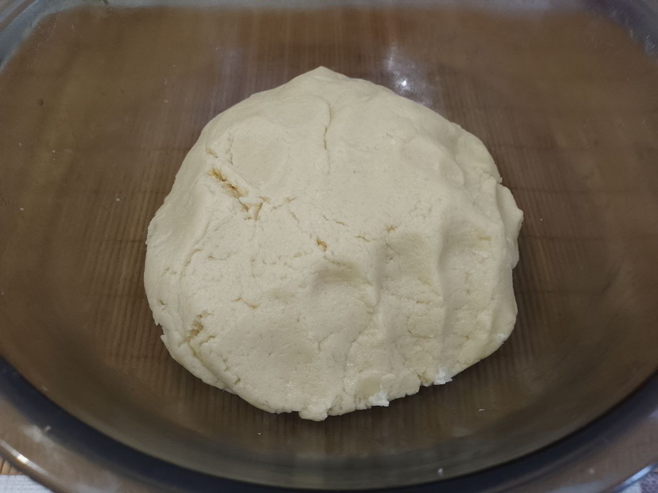 Пирог песочный с заварным кремом  и клубничным кремом: Муку добавляем в тесто и размягченное сливочное масло, замешиваем тесто.