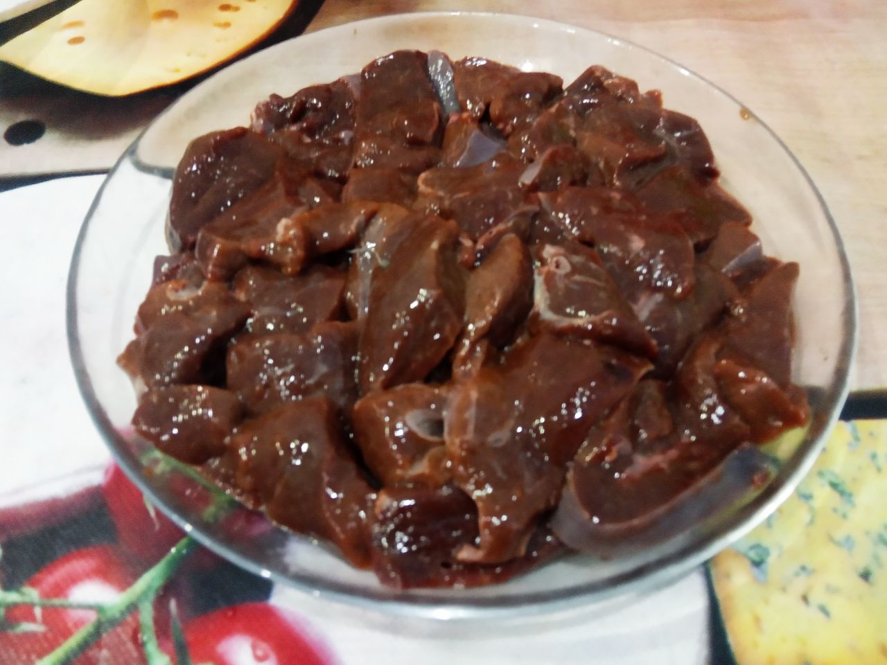 Простой рецепт торта из печени, сыра, лука и моркови: Откидываем печень на дуршлаг, просушиваем и разрезаем на небольшие кусочки.