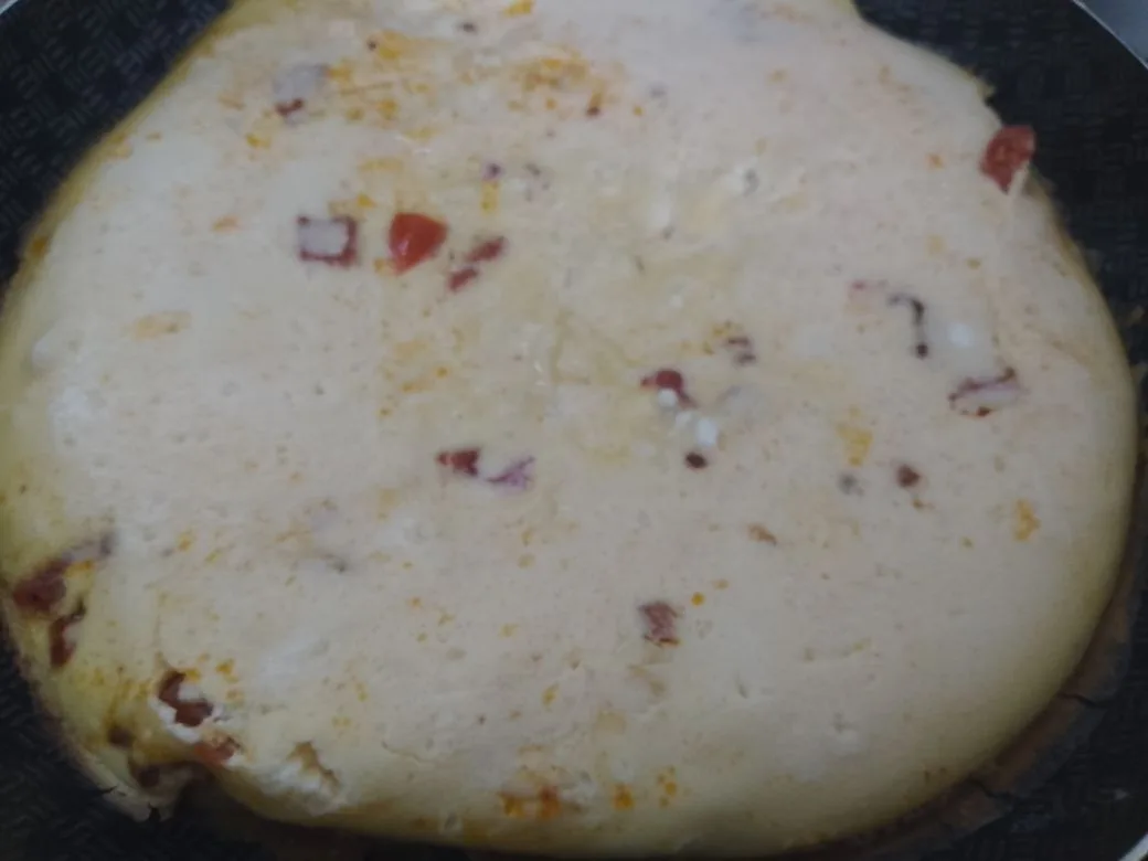 Вкусный завтрак из яиц, творога, помидоров и колбасы или ветчины: Осторожно переворачиваем с помощью тарелки застланной пергаментом и перемещаем обратно в сковороду. Если не