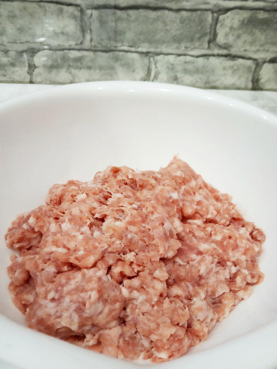 Голубцы поджаренные, вкусные и аппетитные: Мясо промываем, просушиваем и пропускаем через мясорубку вместе с очищенной одной луковицей.
