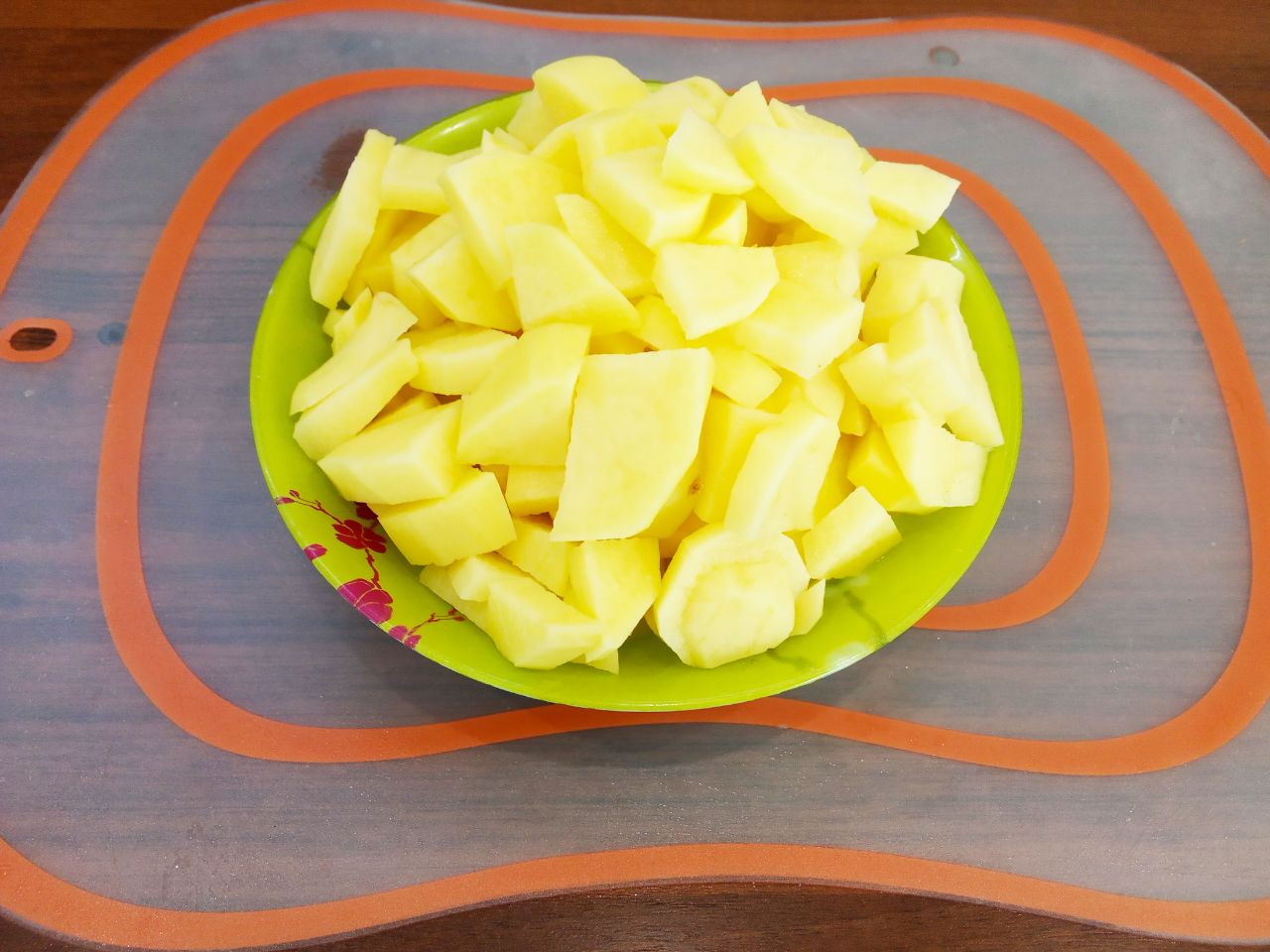 Куриный суп с зелёным горошком: Картофель очищаем от кожуры, промываем водой и разрезаем на мелкие части, кладем в кастрюлю к куриному мясу.